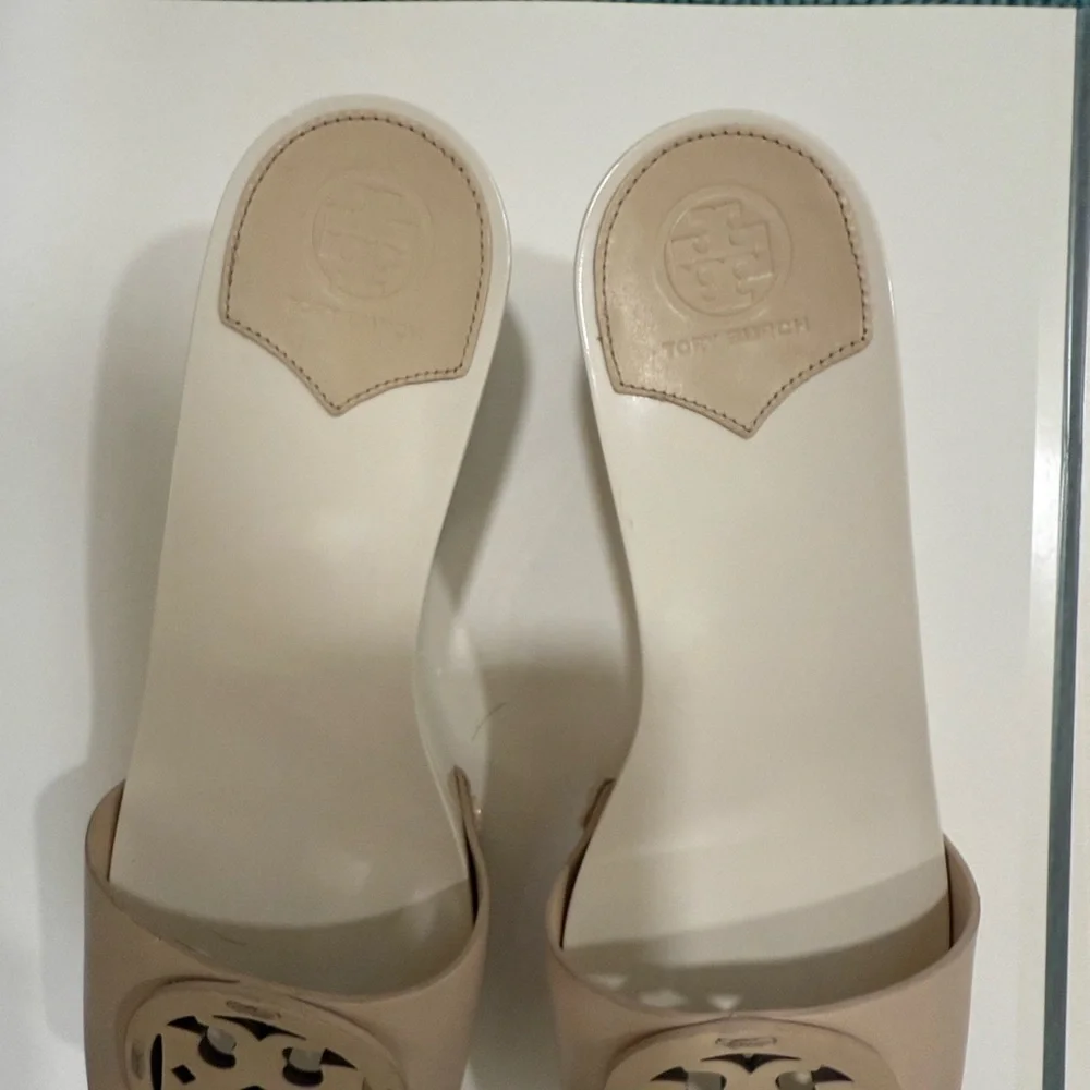 Tory Burch Cream and White 3-1/4” Wedge Sandals (sz 8.5) - Picture 5 of 8